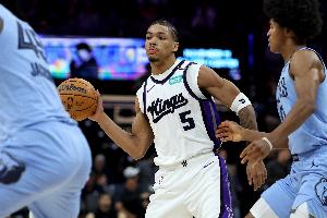 疯狂抡!阿卡夫前三场合计出手74次 创NBA合并后新纪录&此前属KD
