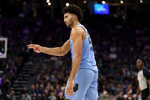 追赶奥尼尔!布泽尔生涯前三场合计48分35板 NBA近34年来首人